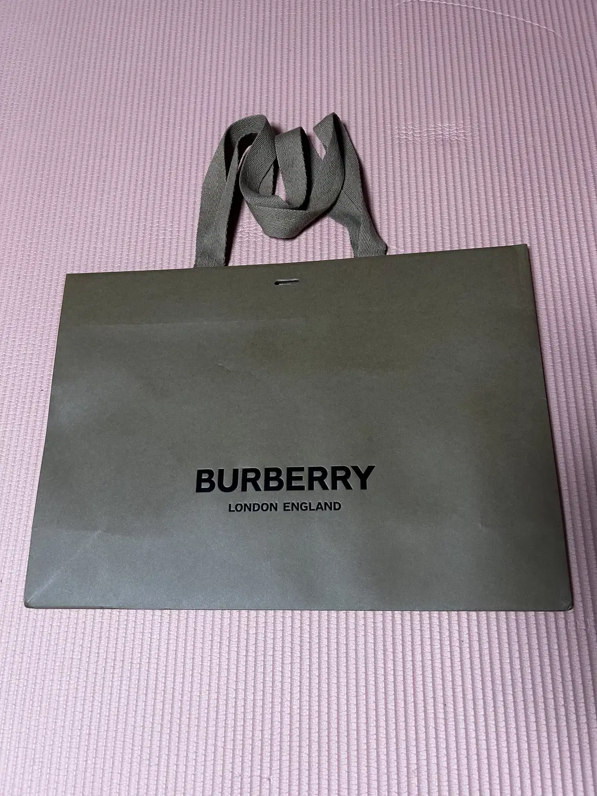 버버리 Burberry 쇼핑백 판매합니다.  - 사이즈 : 42-30-1